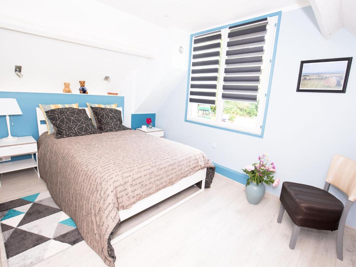 Superb Holiday Home Near The Beach 퀴네빌 외부 사진